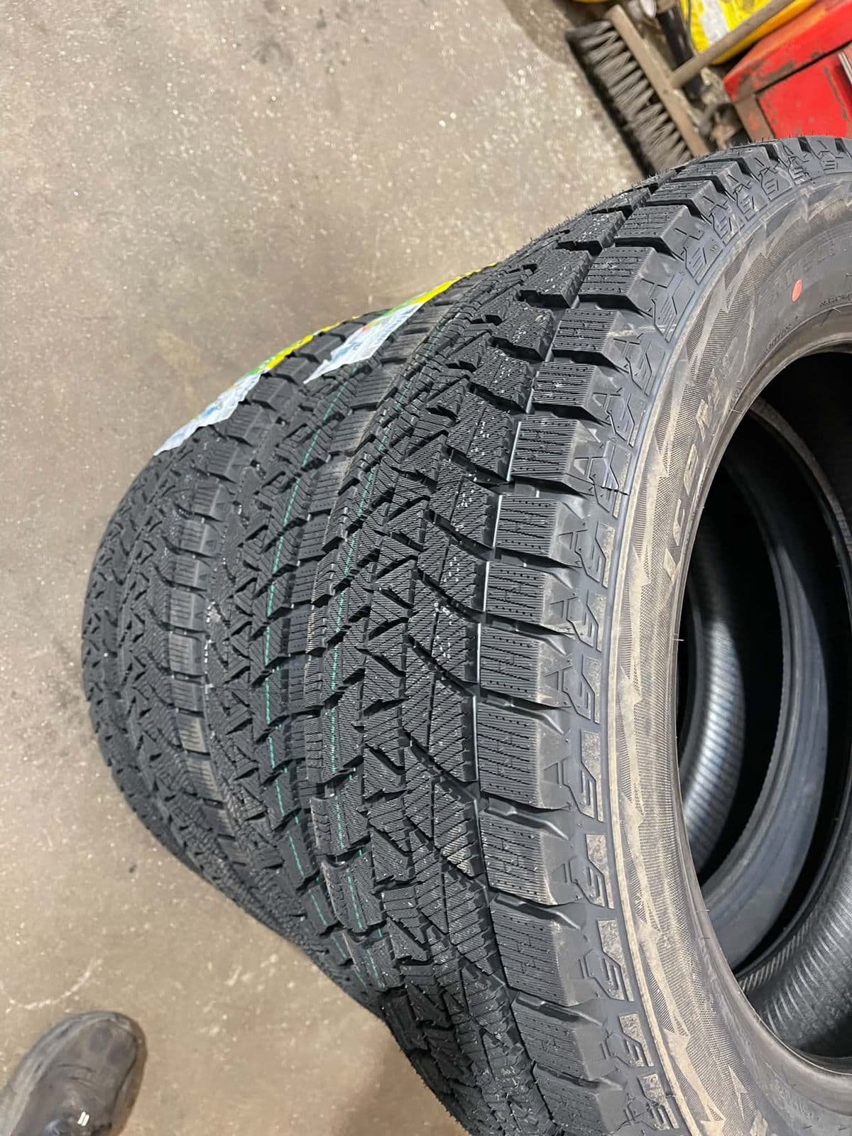 The Kapsen RW501 tread pattern seen across a set of new tires